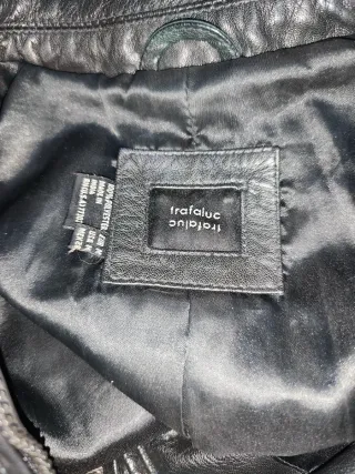 Cazadora de piel negra