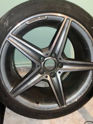 Llanta AMG 18 245/40 ZR18 con goma 90%