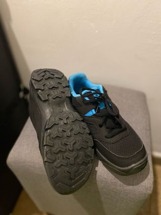 Zapatillas deportivas negras y azules sin usar
