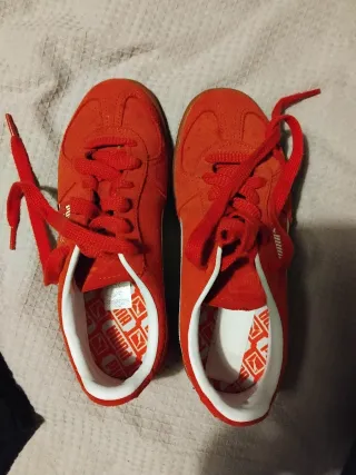 Zapatillas Puma naranja y Blancas