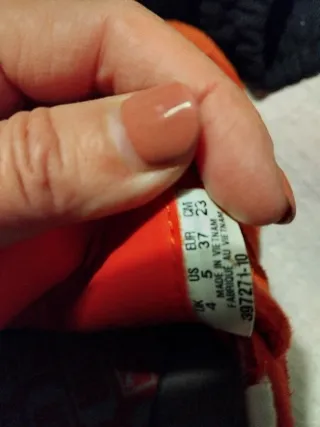 Zapatillas Puma naranja y Blancas