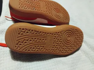 Zapatillas Puma naranja y Blancas