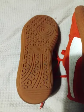 Zapatillas Puma naranja y Blancas