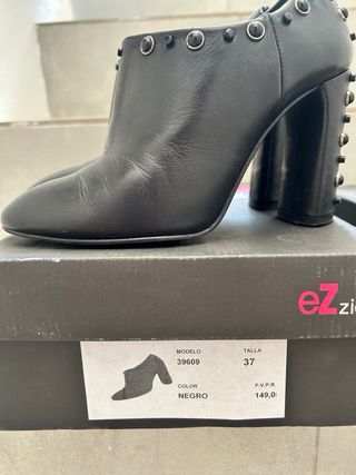 Botines Ezio T37, en piel tacón con tachas