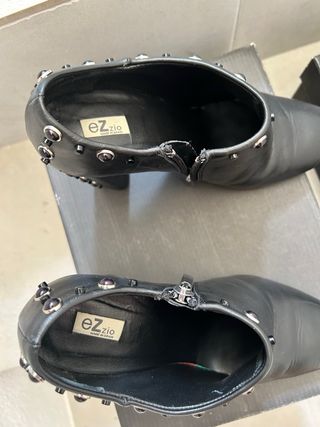 Botines Ezio T37, en piel tacón con tachas
