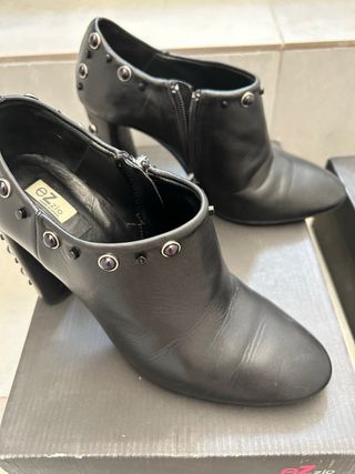 Botines Ezio T37, en piel tacón con tachas