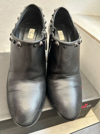 Botines Ezio T37, en piel tacón con tachas