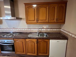 Cocina madera: gas, horno, fregadero, campana