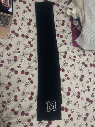Bufanda negra con letra M