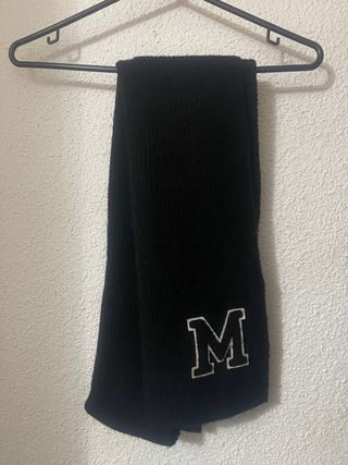 Bufanda negra con letra M