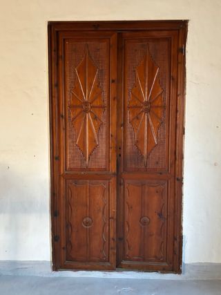 Puertas antiguas de madera de mobila con marco