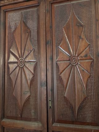 Puertas antiguas de madera de mobila con marco
