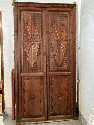Puertas antiguas de madera de mobila con marco