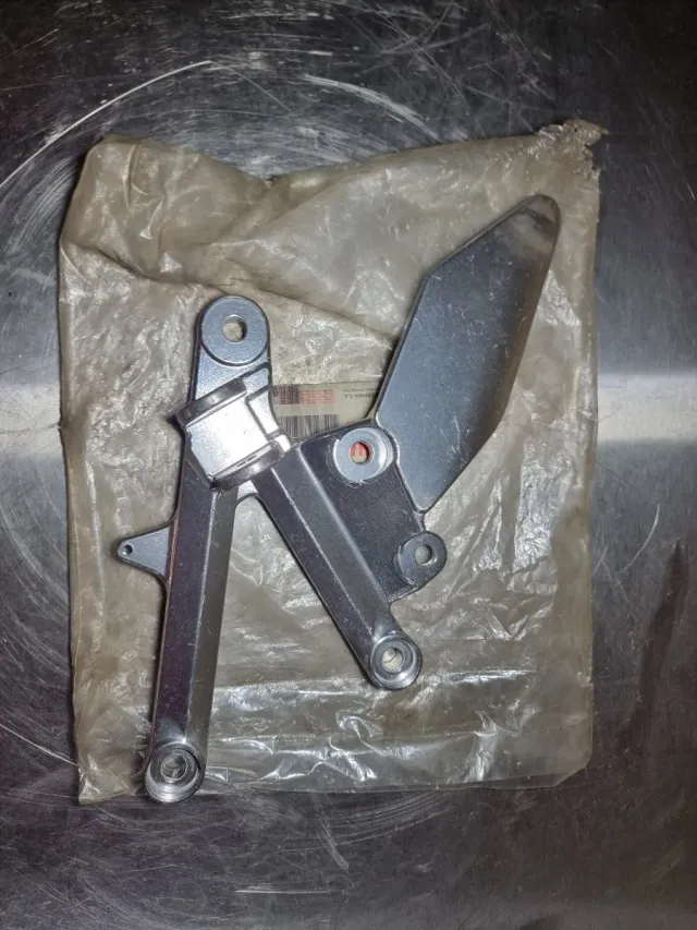 Soporte Reposapiés Yamaha TZR