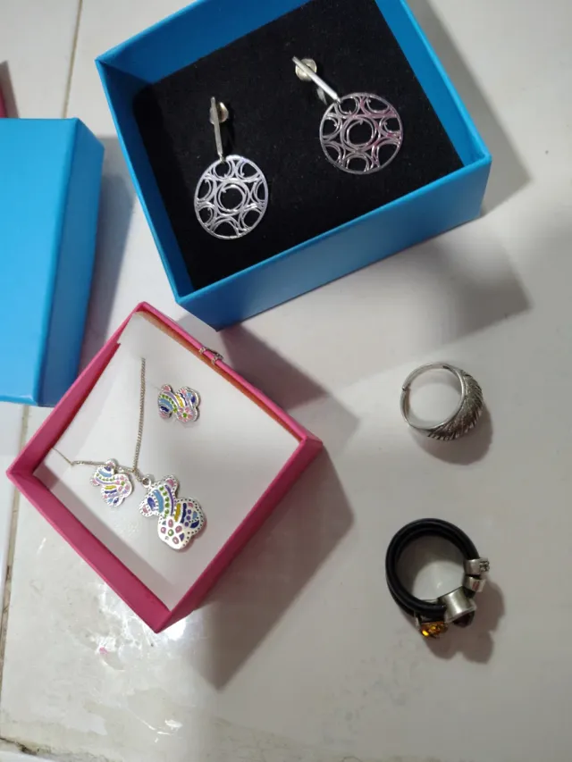 Set in argento sterling: collare e orecchini in offerta