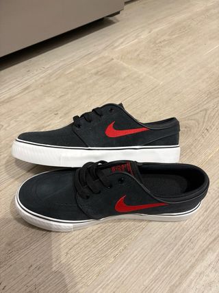 Zapatillas Nike Negras y Rojas