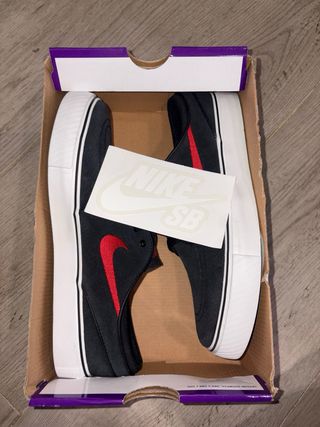 Zapatillas Nike Negras y Rojas