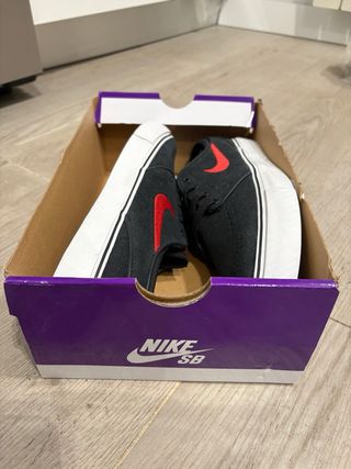 Zapatillas Nike Negras y Rojas