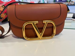 Bolso piel marrón V dorada