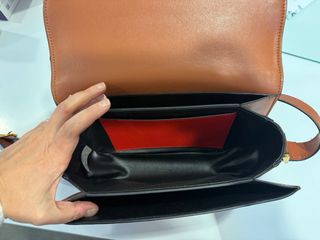 Bolso piel marrón V dorada