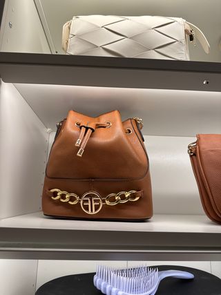 Bolso marrón con cadena dorada