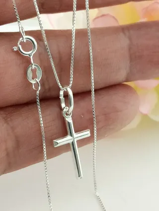 Pequeña Cruz de Plata de Ley 925 con Cadena