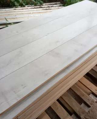Suelo laminado madera claro