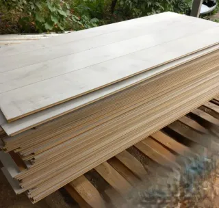 Suelo laminado madera claro