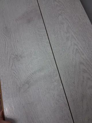 Suelo laminado madera claro