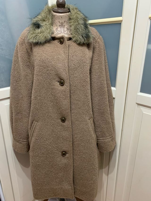 Cappotto beige con collo di pelo