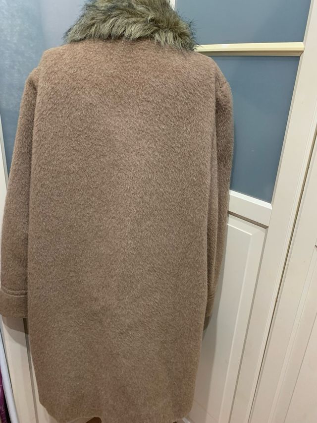 Cappotto beige con collo di pelo