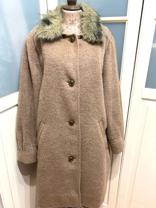 Cappotto beige con collo di pelo