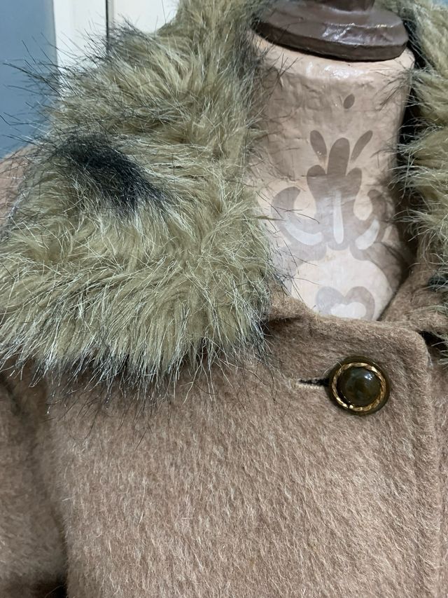 Cappotto beige con collo di pelo