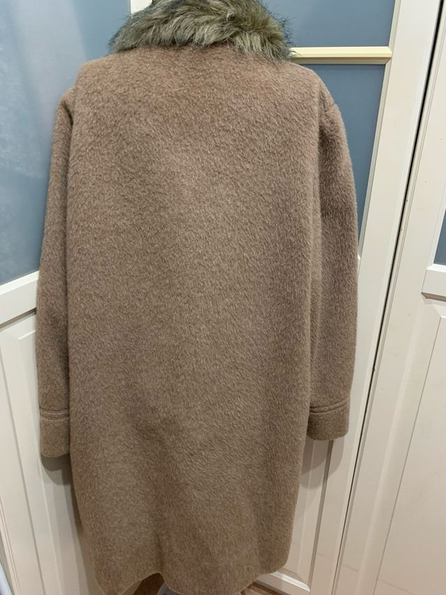 Cappotto beige con collo di pelo