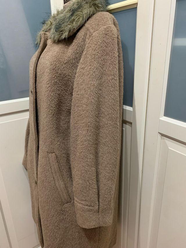 Cappotto beige con collo di pelo