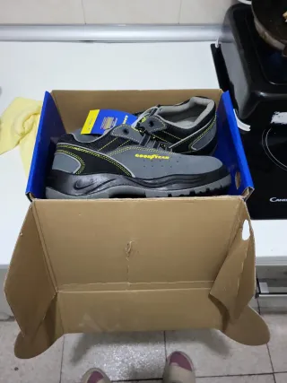 Zapatos de seguridad Goodyear grises y negros