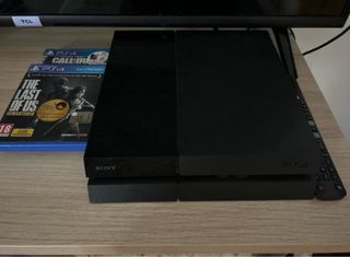 PS4 (PlayStation 4) Negra + 1 Mando + 2 Juegos