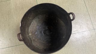 Caldero antiguo con asas
