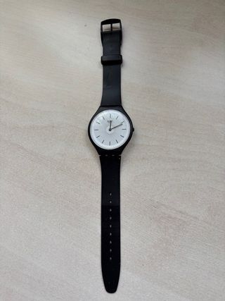 Reloj Swatch Extrafino Blanco y Negro sin pilas.