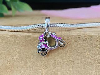 Charm Moto Vespa Morada - Plata