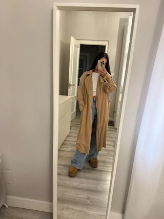 Trench fluido beige y azul