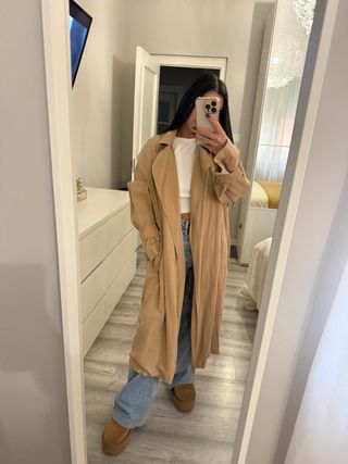 Trench fluido beige y azul