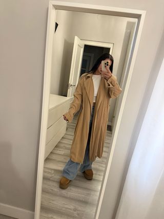 Trench fluido beige y azul