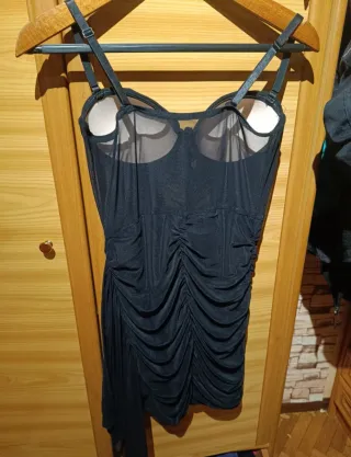Vestido negro corto tipo corsé con transparencias