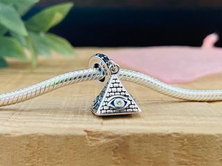 Charm Pirámide Ojo de Todo Ver - Plata