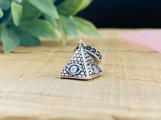 Charm Pirámide Ojo de Todo Ver - Plata