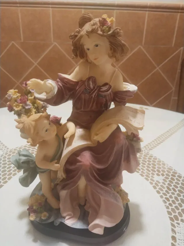 Figura de resina mujer y niño Alto 28cm Ancho 20