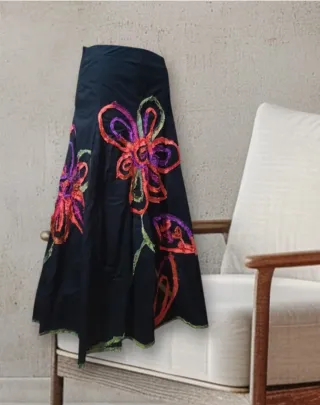 Falda larga negra con flores multicolor