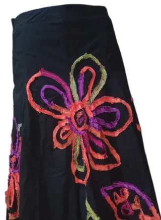 Falda larga negra con flores multicolor