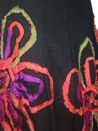 Falda larga negra con flores multicolor